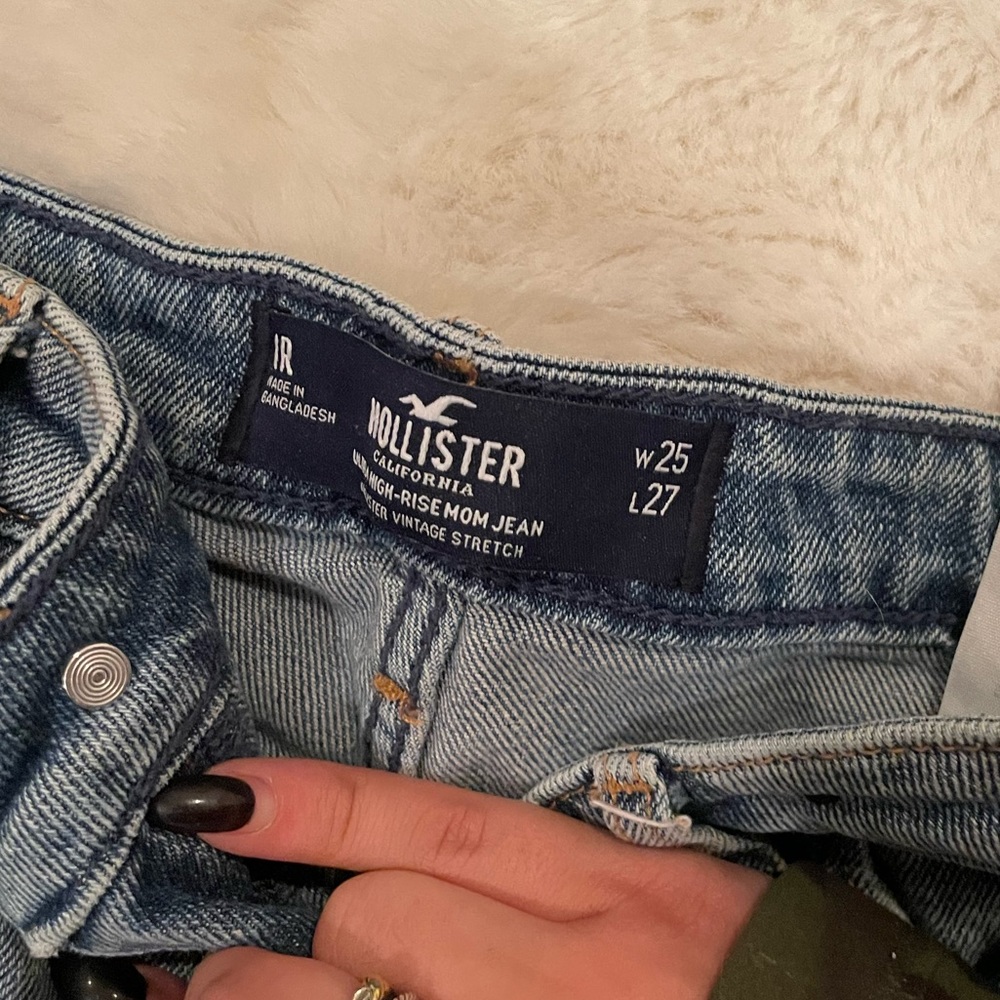 Hollister jeans w rip